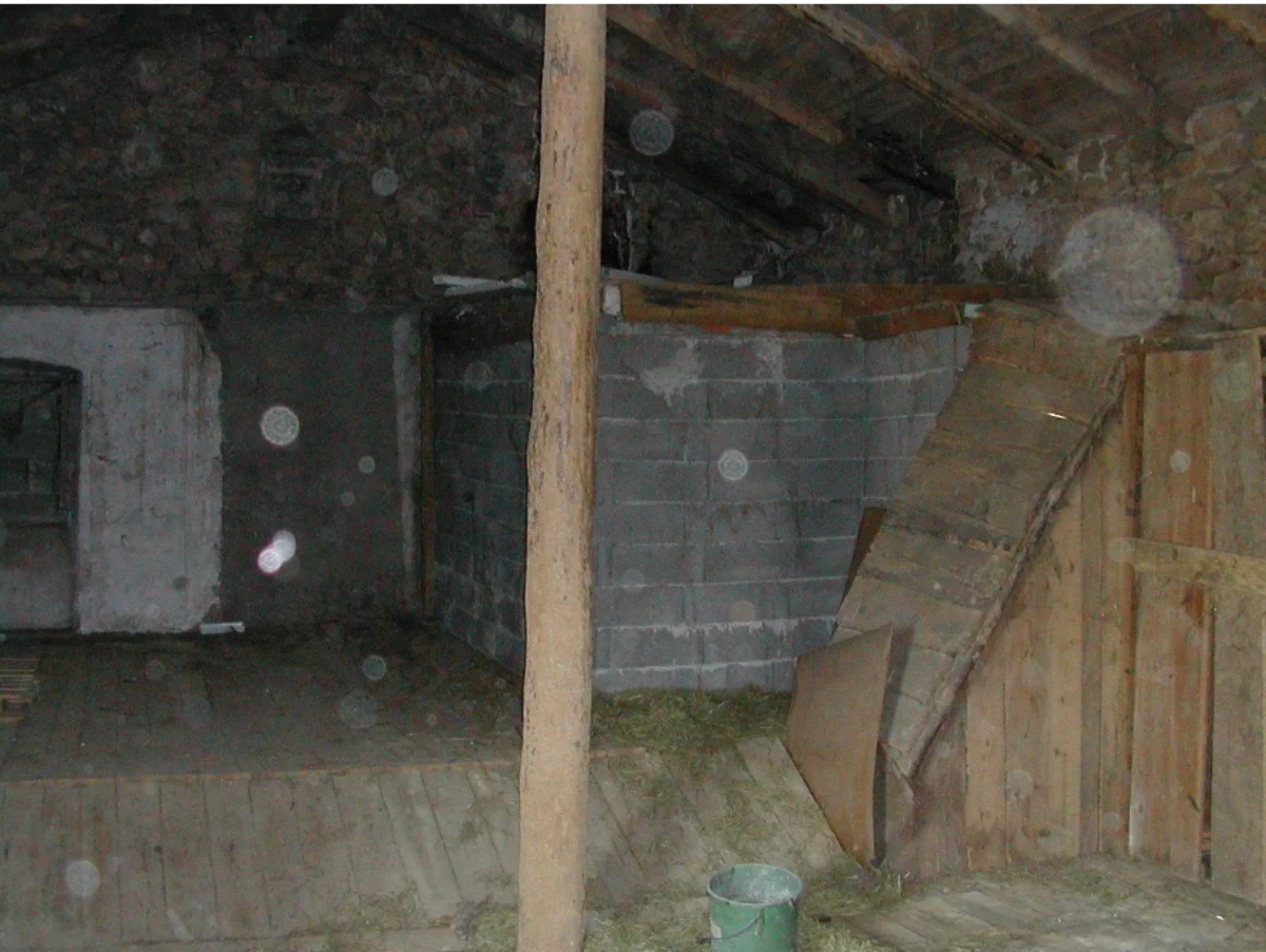 Avant rénovation : grange ancienne avec espace non aménagé