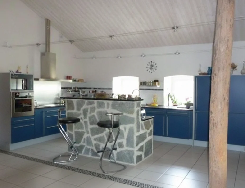 Après rénovation : grange rénovée avec cuisine moderne et aménagement intérieur