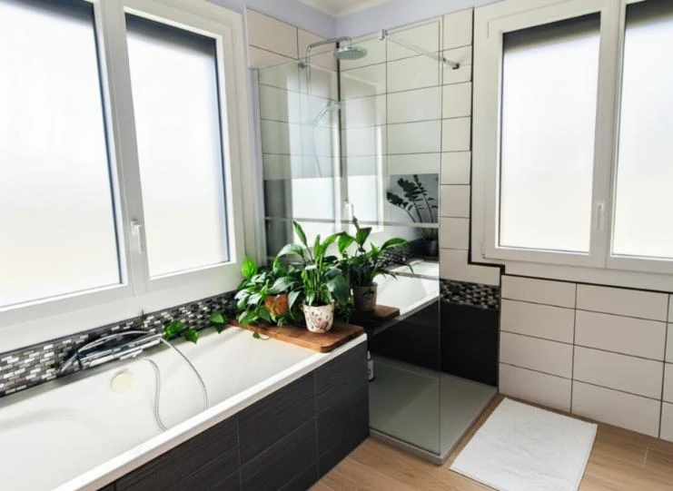 Après : transformée en salle de bain